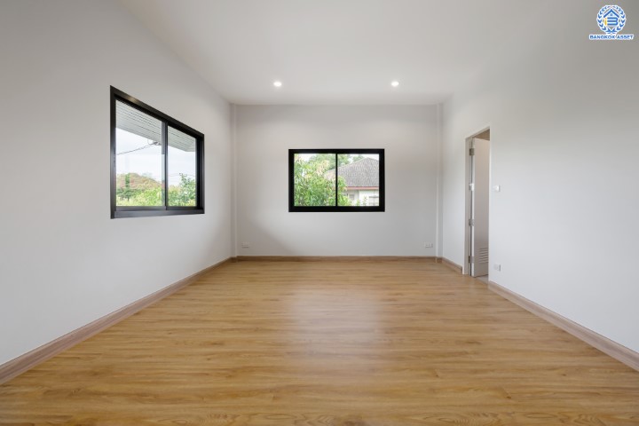 บ้านมือสองตกแต่งใหม่ ม.เมืองเอกประจิม พหลโยธิน87 ตกแต่งครบทุกฟังก์ชัน เนื้อที่ 100 ตร.ว. พื้นที่ใช้สอยเยอะ พร้อมฟังก์ชัน 3 ห้องนอน 4 ห้องน้ำ 1 ห้องอเนกประสงค์ 1 ห้องแม่บ้าน จอดรถได้ 4 คัน เชื่อมต่อทุกการเดินทาง ใกล้รถไฟฟ้าสายสีแดง "สถานีหลักหก"และทางด่วน "ศรีสมาน"